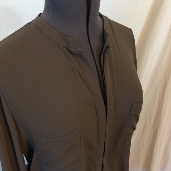 RO & DE | olive button-front top with pockets - Picture 2 of 8